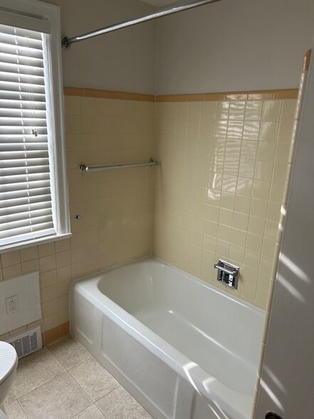 Building Photo - 103 8th St