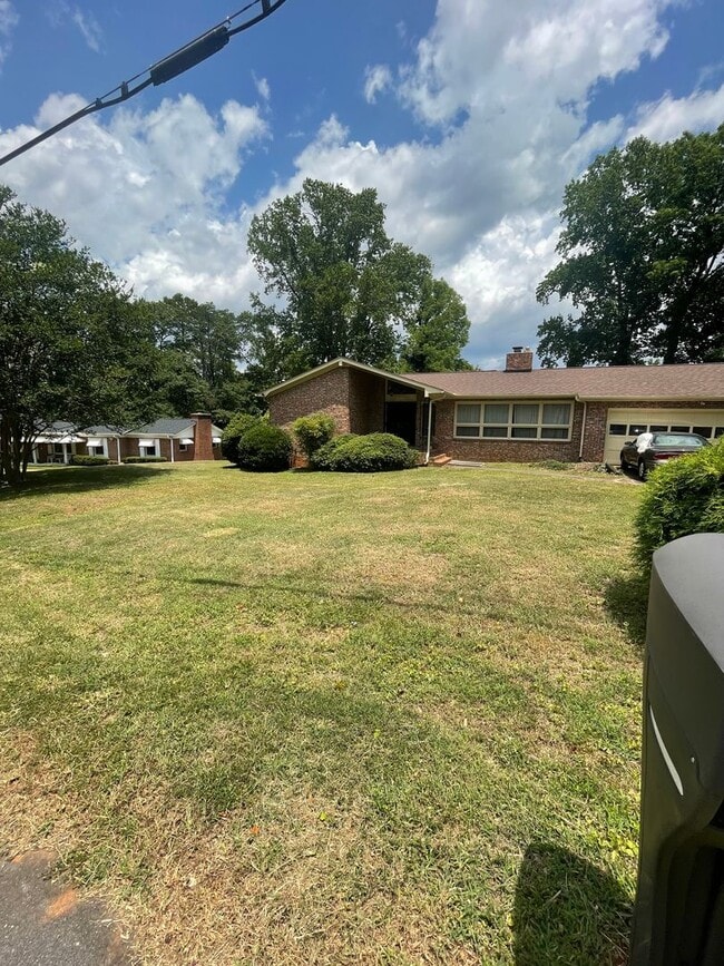 Building Photo - 2 bedroom 3 bath  Mid- Century style home!...