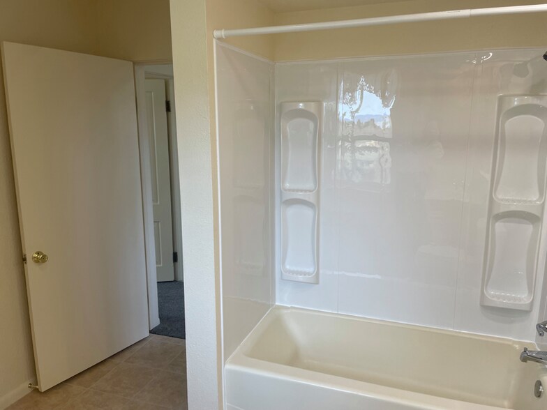 Building Photo - 3830 Green Meadow Dr
