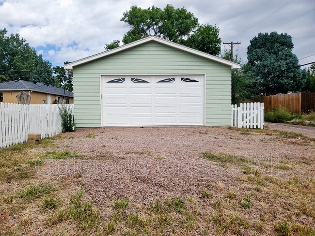 Building Photo - 2123 Robin Dr
