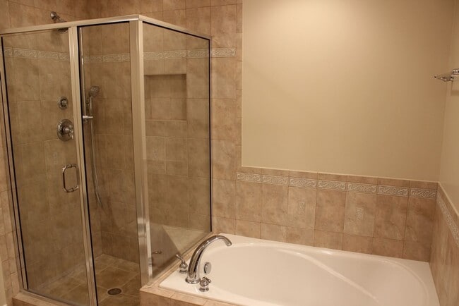 Building Photo - Beautiful 3 bed 2.5 Bath End Unit Brick To...