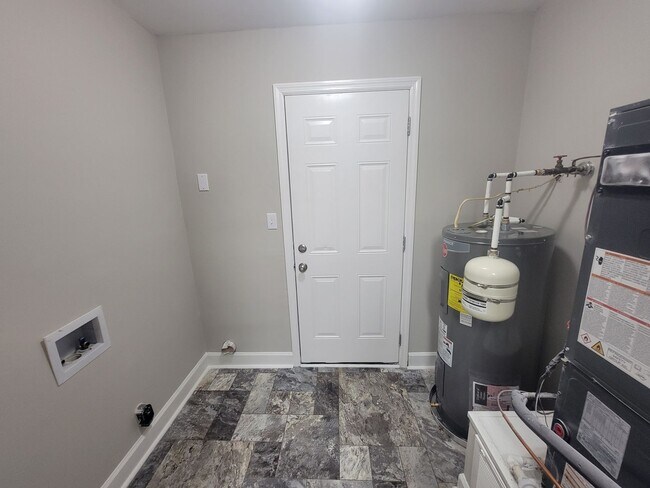 Building Photo - 1546 Hamilton Dr