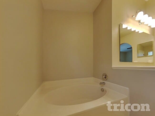 Building Photo - 864 Vanderbilt Dr