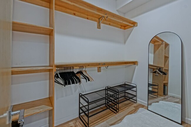 Building Photo - Custom, Modern & Spacious Tri-Level Home w...