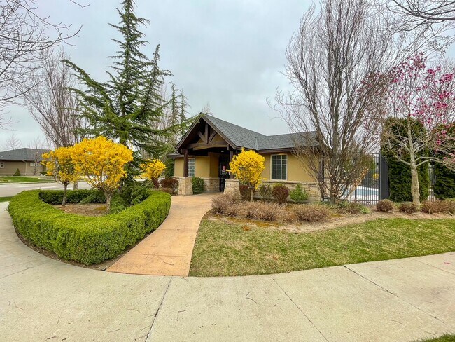 Building Photo - 307 E Grove Creek Ln