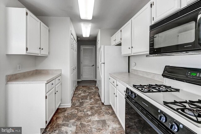 Building Photo - 1301 Sheridan Pl