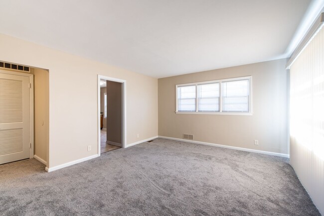 Building Photo - 4 bed 1 bath home for rent