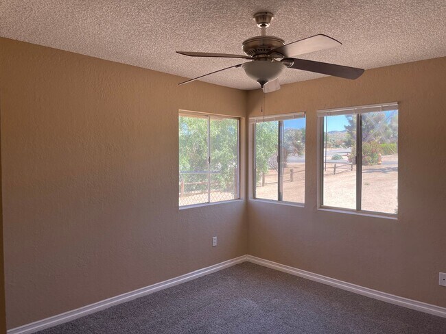 Building Photo - Fresh Paint and New Carpet with Sky Harbor...