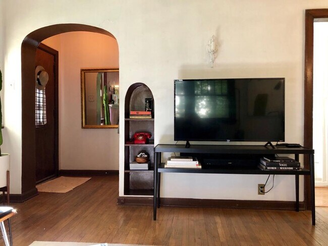 Building Photo - 1112 900 E