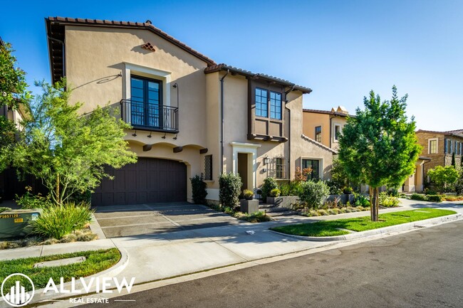 Building Photo - Luxurious and Rare 5 Bed 5.5 Bath Located ...