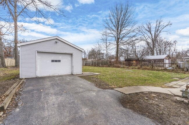 Building Photo - 368 Erskine Ave