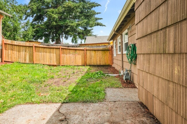 Building Photo - 9725 N Edison St