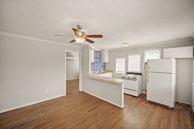 Building Photo - Cozy 1-Bedroom in the Heart of Montrose!