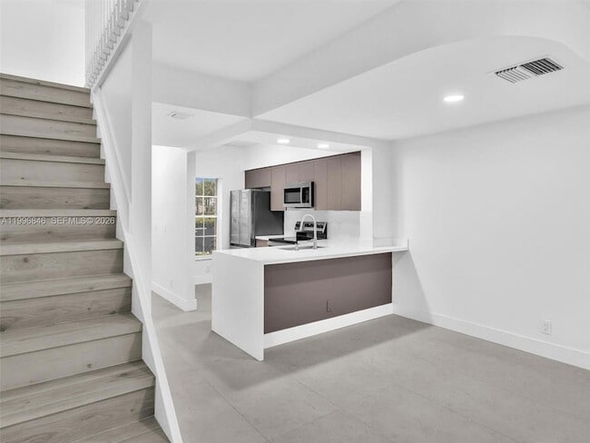 Building Photo - 8 Key W Ct