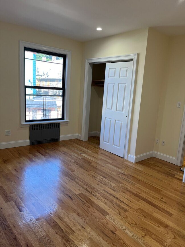 Building Photo - Newly Remodeled Large 3 Bedroom in Quiet 3 Family Home