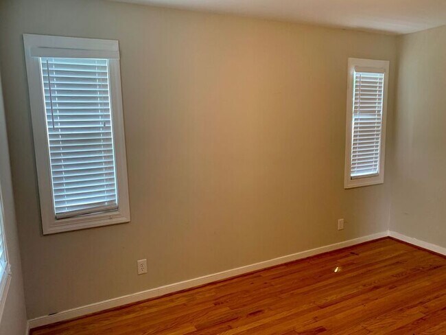 Building Photo - 903 Willow Lawn Dr