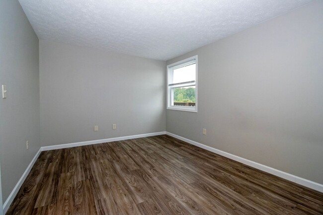 Building Photo - One Bedroom Apartment