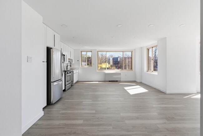 Building Photo - 4000 Tunlaw Rd NW