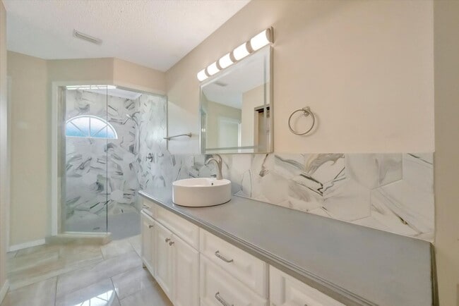 Building Photo - 3BR/2.5BA Private Pool Home | Chestnut Creek Community in Venice