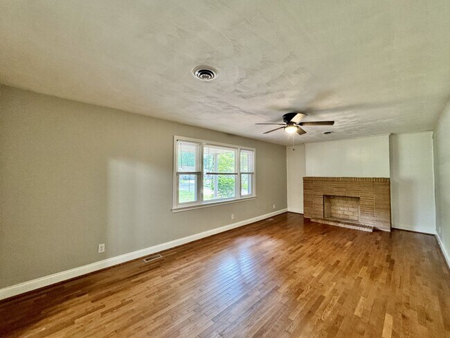 Building Photo - Recently Updated 4-Bedroom Ranch Home w/a 2 Bedroom Guest Cottage! Ready 04-23-26! Pet Friendly Home