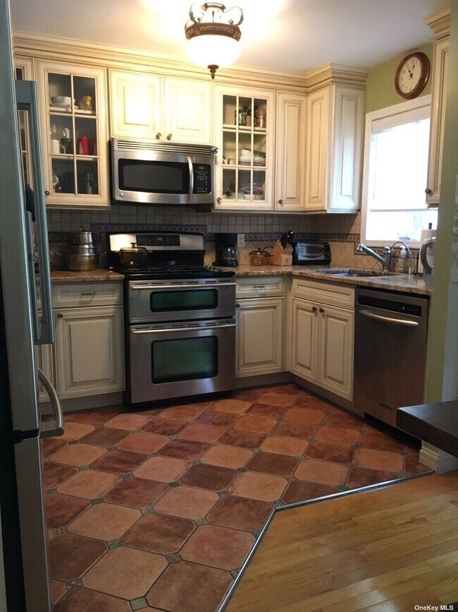 Building Photo - 68-41 Harrow St