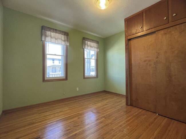 Building Photo - DUBUQUE:  NICE Duplex, hardwood floors, Ce...