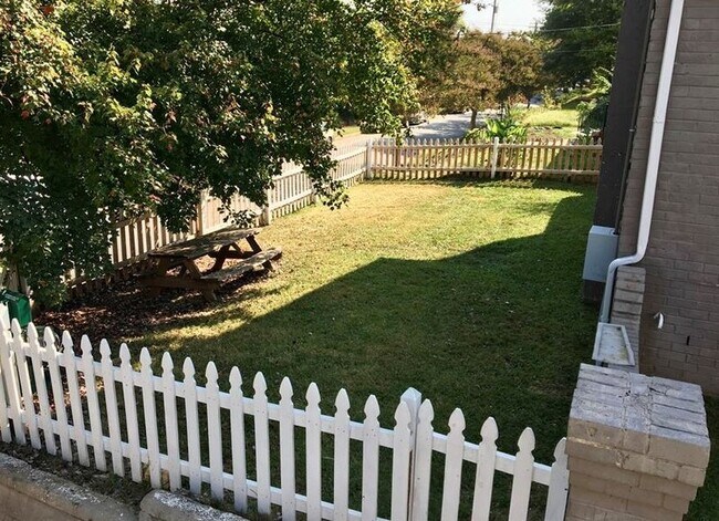 Building Photo - 1911 Lakeview Ave