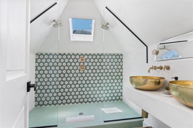 Building Photo - 724 Charles Allen Dr NE