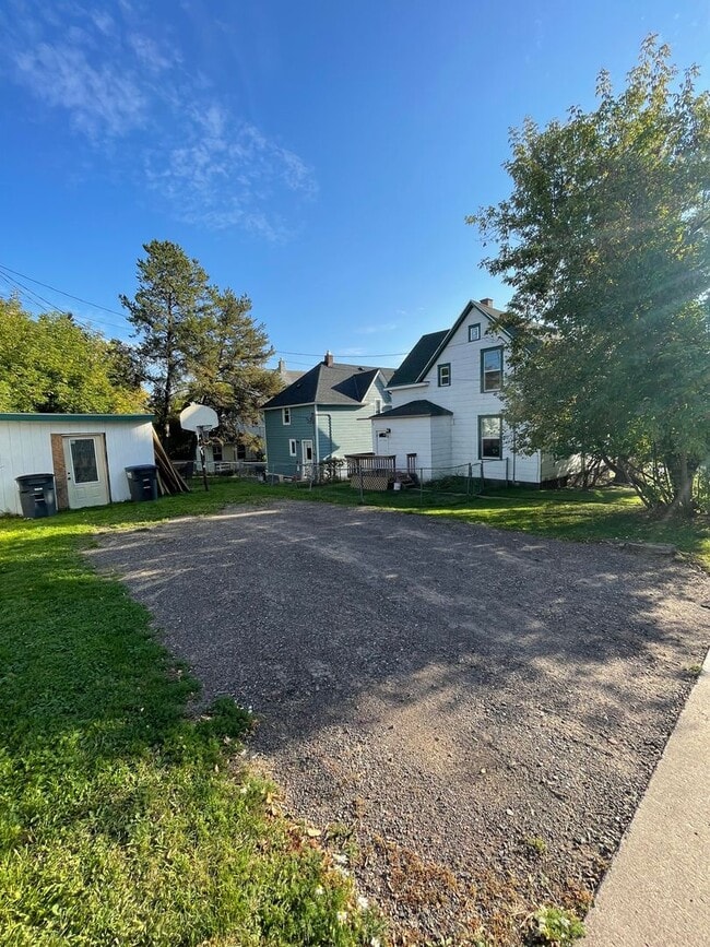 Building Photo - AVAILABLE NOW! - 4 Bedroom 1 Bath Home!