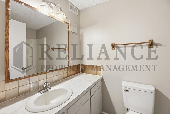 Building Photo - 1908 N Jeanette St