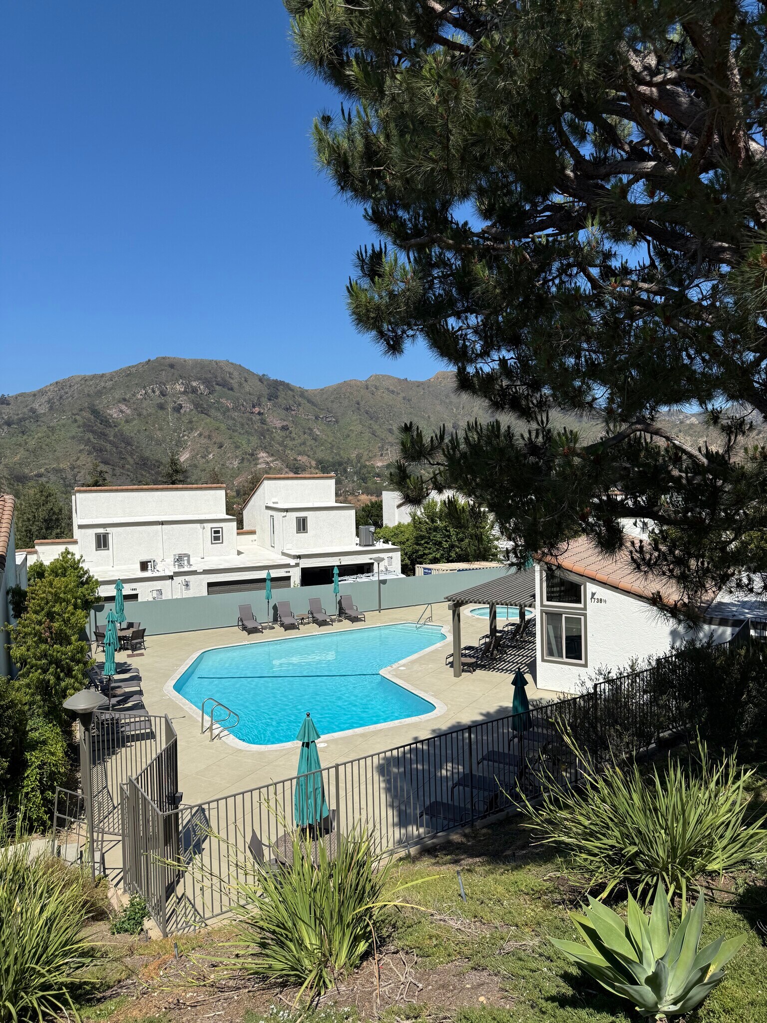 Building Photo - 1758 Palisades Dr