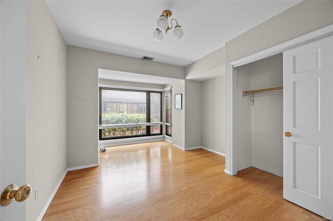 Building Photo - Condo in the Vibrant Clayton district!