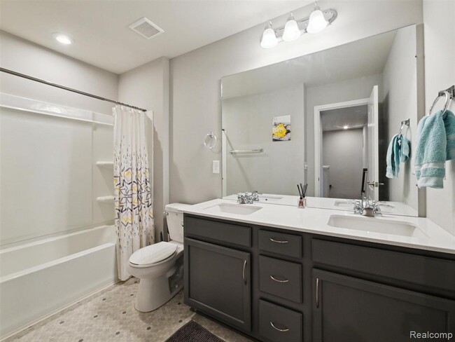 Building Photo - 4765 Glenora Dr