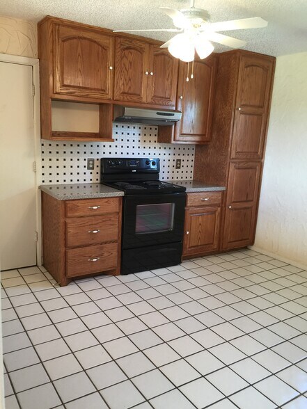 Kitchen - 4123 Villa Dr