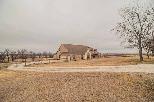 Building Photo - Beautiful Traditional Home on Over an Acre in Weatherford!