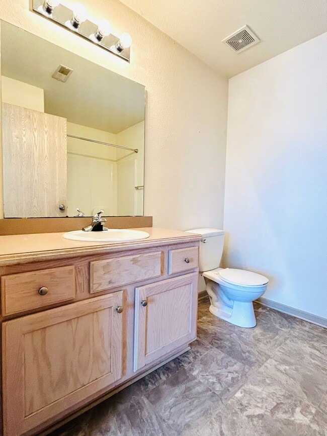 Building Photo - 2 Bedroom Apartment, Great Location!