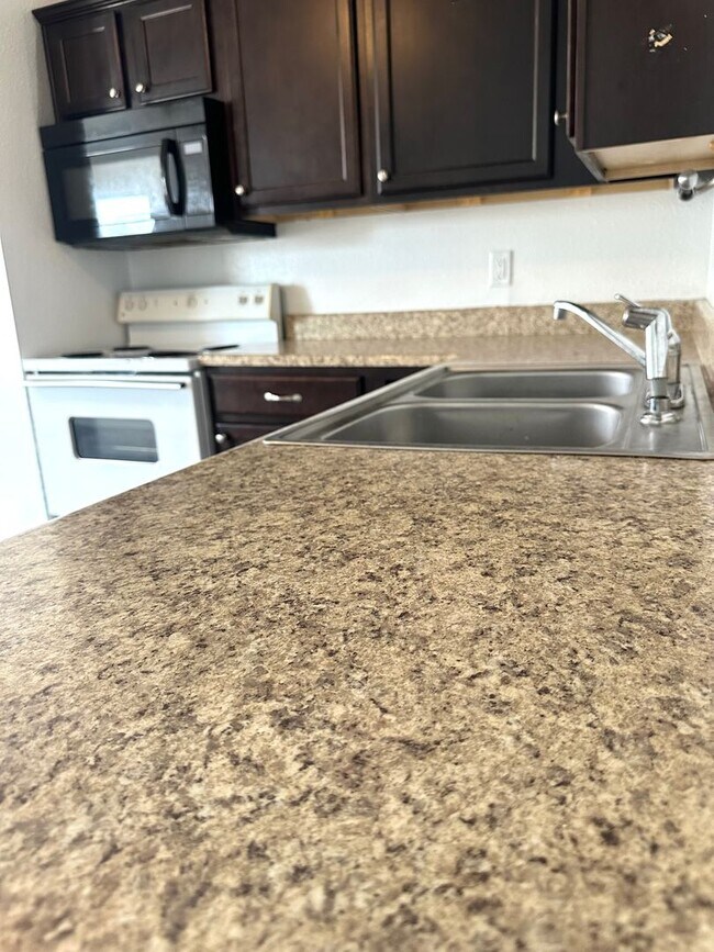 Building Photo - Spacious 4 Bed Home Near Bass Pro with Detached Garage & Fenced Yard