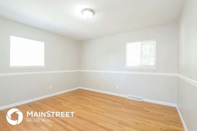 Building Photo - 165 Iris St