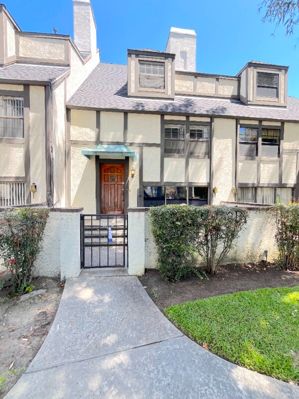 Building Photo - 111 E Rosewood Ct