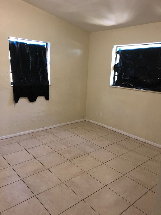 Building Photo - 1859 Lauderdale Manor Dr