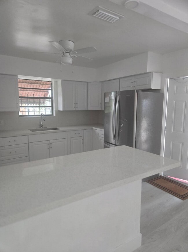 Building Photo - 930 N K St