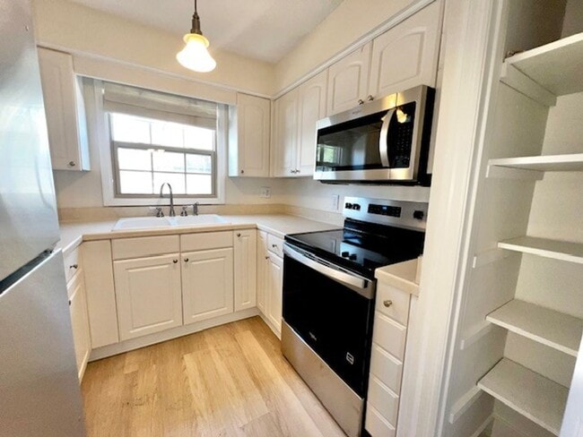 Building Photo - 2X2.5 -MOVE IN NOW! NEW LVP FLOORING ON 1ST FLOOR! NEW CARPET ON 2ND FLOOR! WATER VIEWS! CALL TOD...