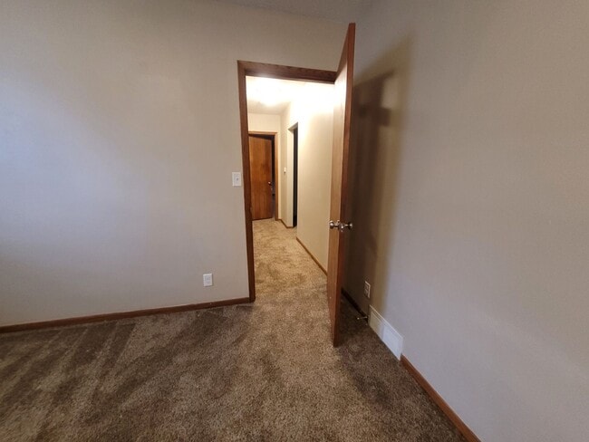 Building Photo - Don't miss this spacious kitchen!