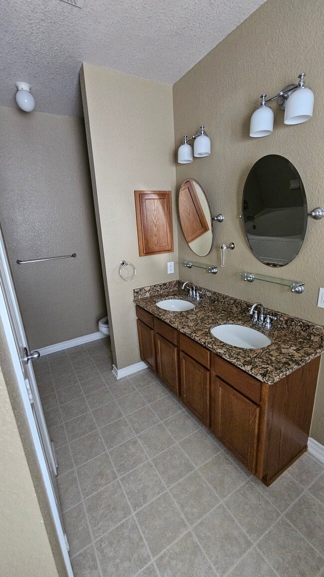 Building Photo - 4719 Shavano Ct