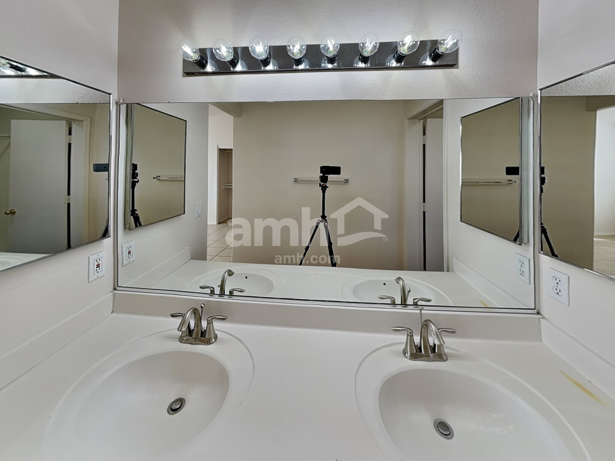 Building Photo - 2727 N 87th Ave