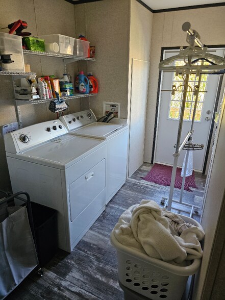 Building Photo - 9722 Scepter Ave