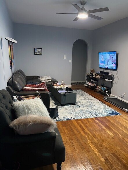 Spacious Living room/dining room - 4514 43rd St