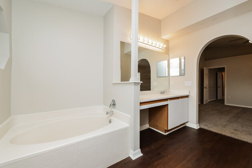 Building Photo - 12814 Lake Vista Dr