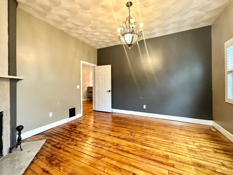 Building Photo - 124 Almy St