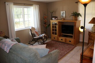 Building Photo - Two bedroom one bath fully furnished located in central Tucson!